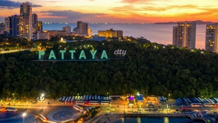 Traveling to Pattaya for one day, no one will definitely not know Pattaya Beach because this place is like a landmark of Pattaya.  Because it is the most popular beach in Pattaya.  and is popular with tourists around the world  It is also the center of entertainment in Pattaya.  Super fun water activities  as well as accommodations and resorts  This is also where the Pattaya International Fireworks Festival is held every year.  With professional staff with more than 10 years of experience, more than 500 vehicles.